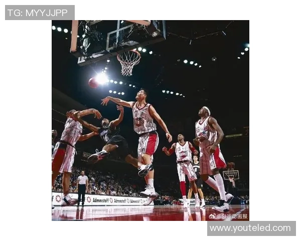 姚明转身扣篮瞬间展现力量与优雅的完美结合 姚明转身扣篮瞬间展现力量与优雅的完美结合