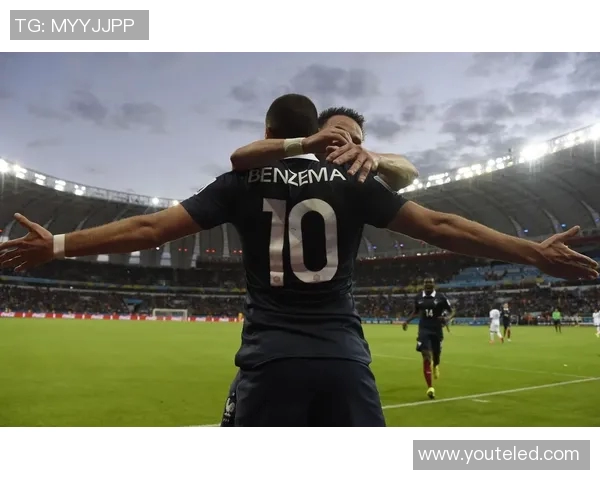 法国足球明星亨特的传奇生涯与对足球的热爱之路