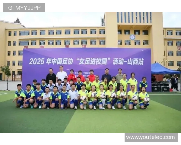 足球明星亲临活动现场与粉丝互动共度难忘时光展现激情与友谊