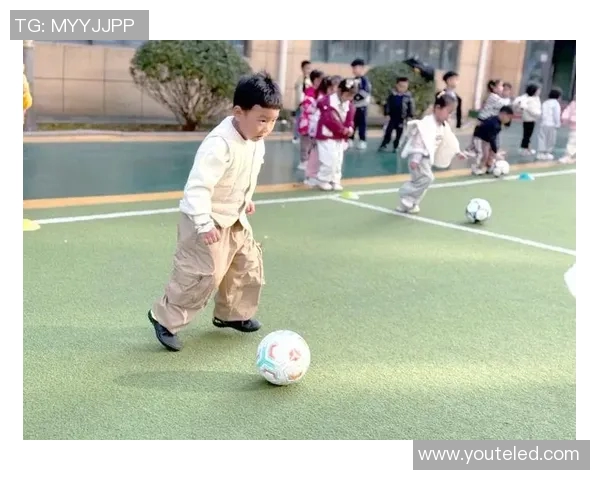 小孩调皮逗足球明星捂手引发现场欢笑瞬间的趣味故事